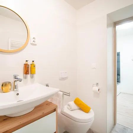 아파트 Forest Retreat Apartino - U Lesa, Parkovani Zdarma, Starlink 250 Mbs, Terasa & Grill, Soukrome Ohniste, Nespresso, Netflix 예세니크